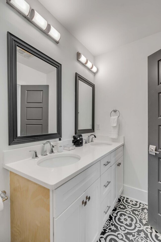 Building Photo - Fully Furnished Downtown Rental