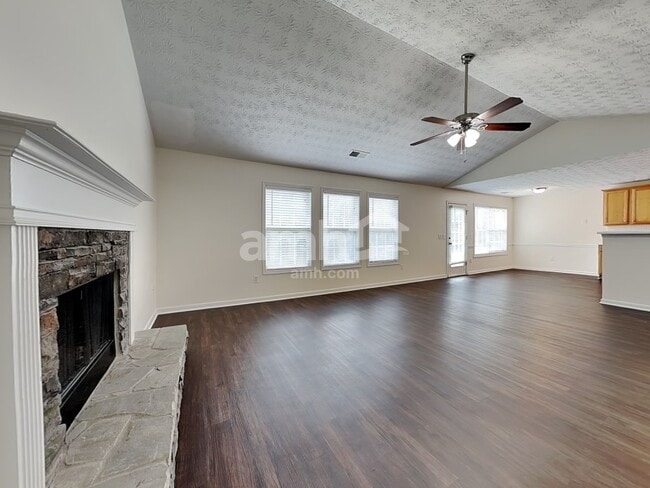 Building Photo - 2347 Swan Lake Dr SW