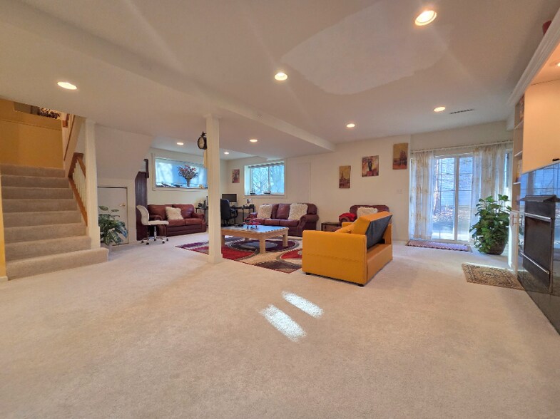 Building Photo - 1025 Rosewood Dr