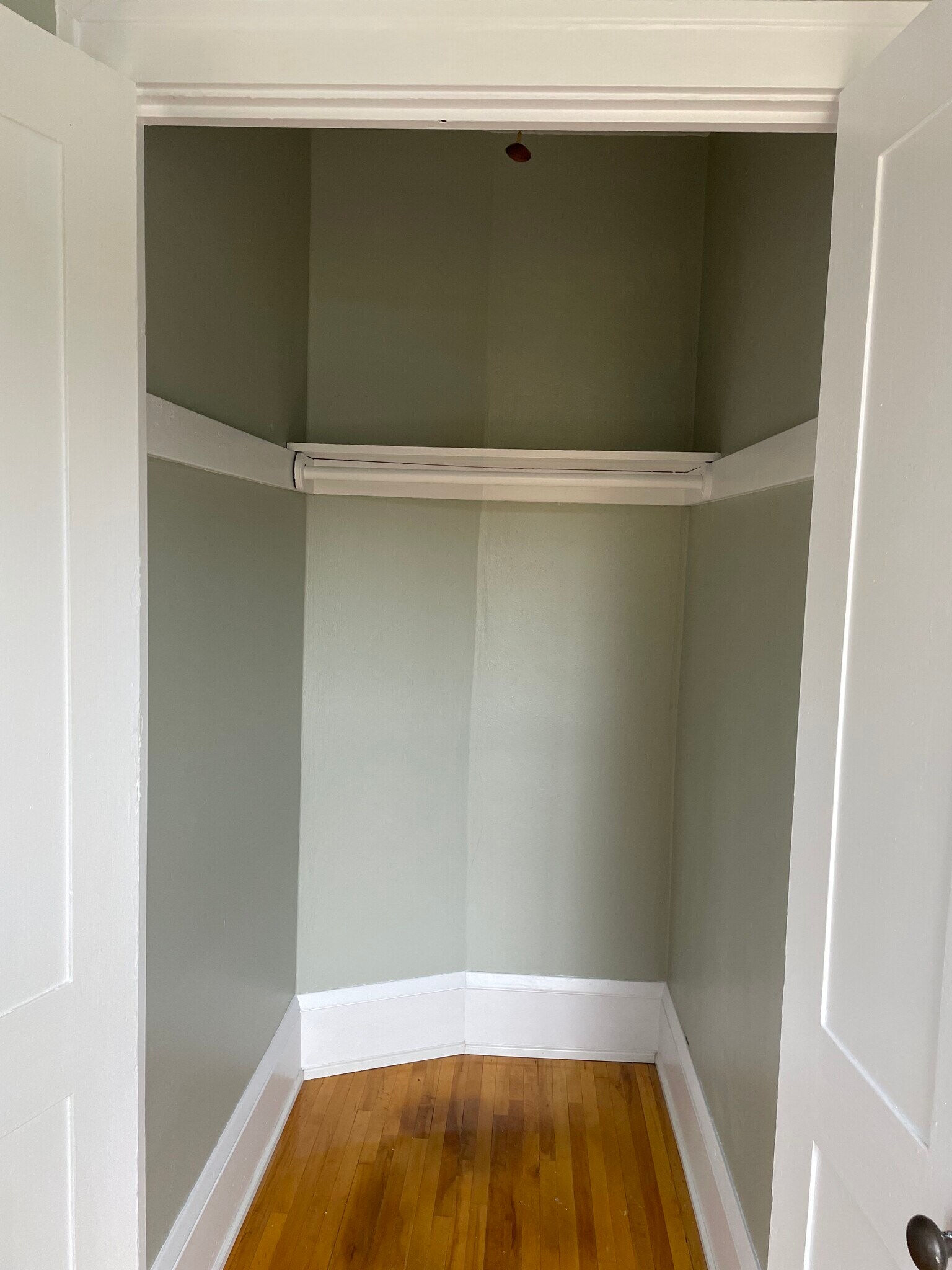 Building Photo - 320 E 5th St