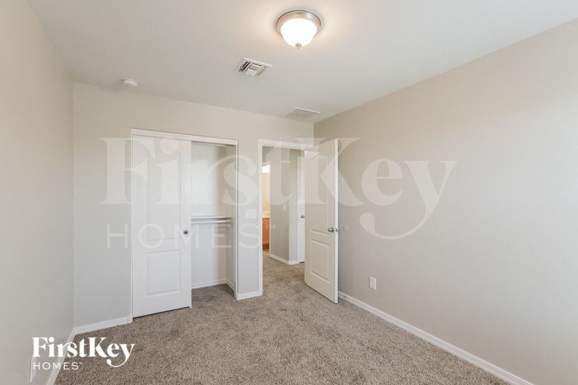 Building Photo - 7915 S 8th Way