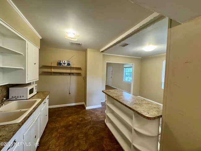 Building Photo - 2649 Lake Shore Blvd