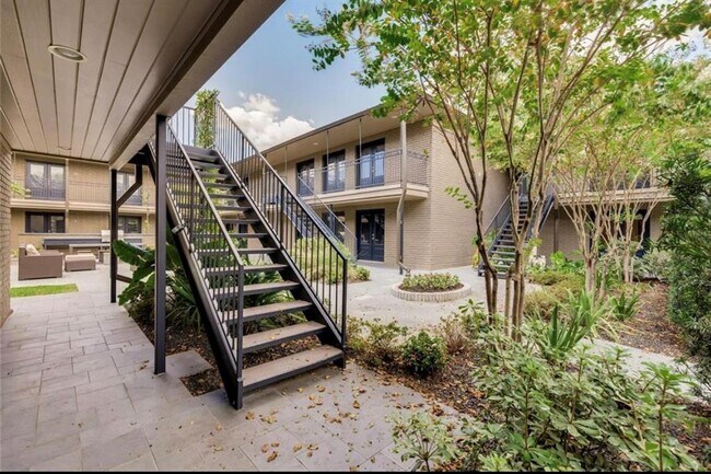 Building Photo - 1410 Hyde Park Blvd