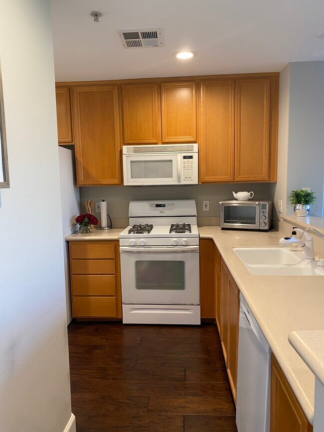Kitchen (view 2) - 13075 Pacific Promenade