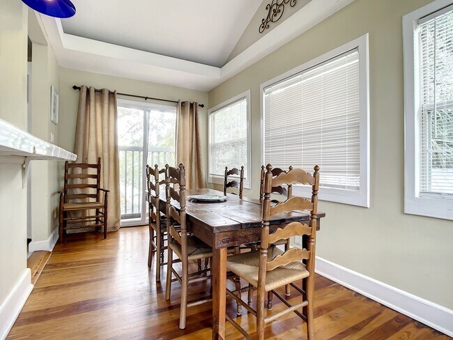 Building Photo - Charming Carriage House