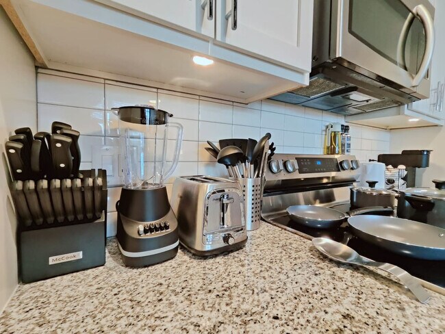 Building Photo - 212 W Roberts Ave