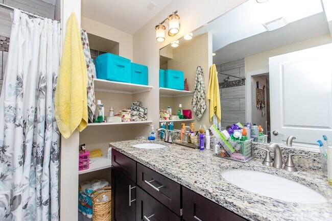 Building Photo - HUGE 4bed/2bath Condo Quality GARDEN unit in Wicker Park! Central Air! In-Unit Laundry!