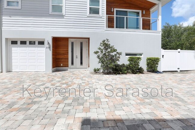 Building Photo - 2066 Roselawn St