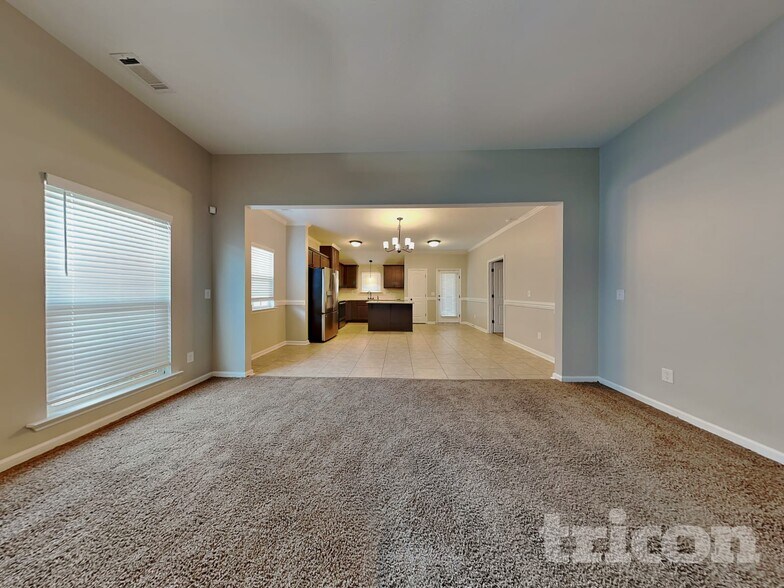 Building Photo - 3250 Alexandria Dr