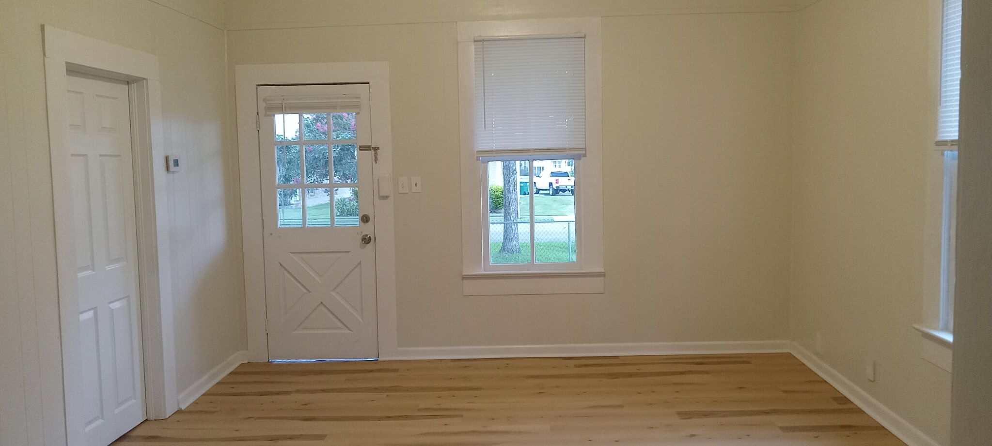 Front entrance to living rm - 603 E Thomas St