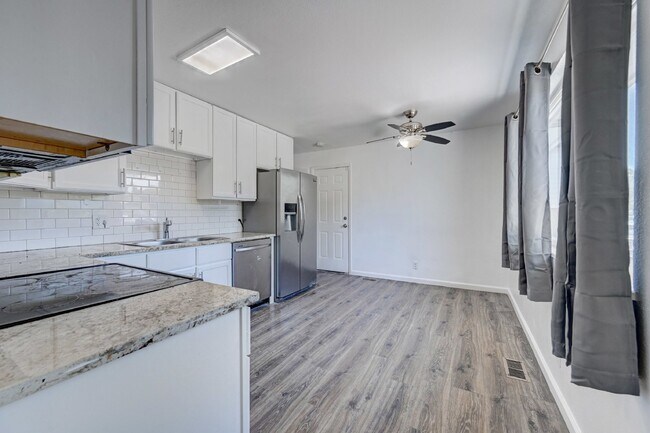 Building Photo - $2,900.00, 5 bed, 3 bath in Denver with Fi...