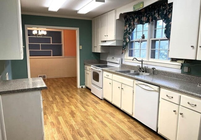 Building Photo - 3 Bed 1 Bath Brick Home - Corner Lot
