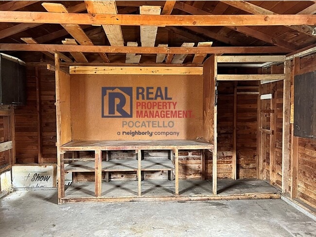 Building Photo - 4 bedroom 2 bath - 1 Car Detached Garage -...