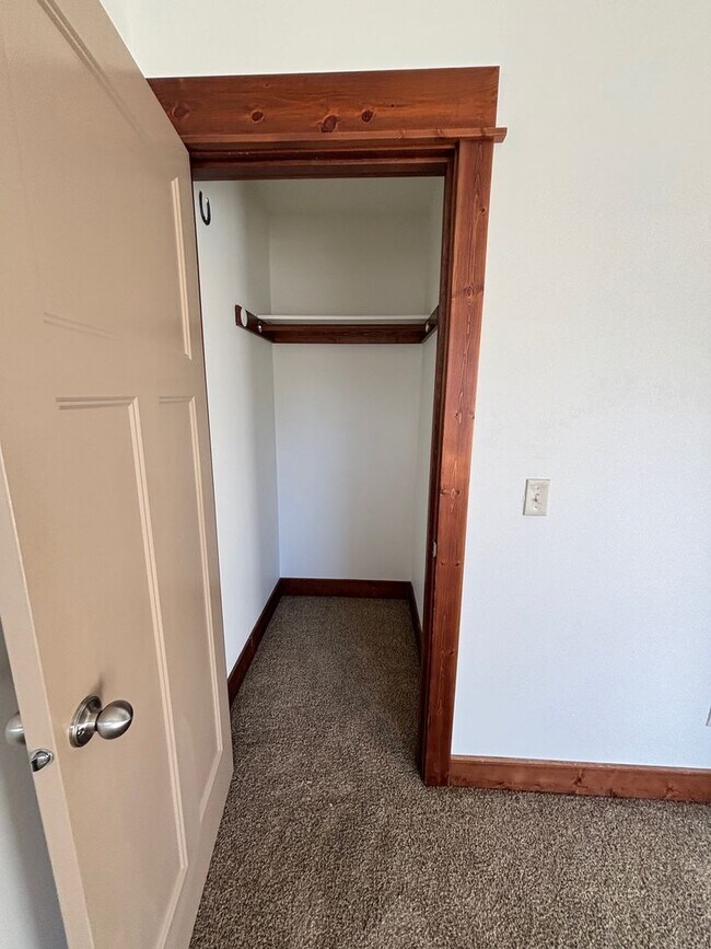 Building Photo - FIRST MONTH'S RENT 1/2 PRICE!!!