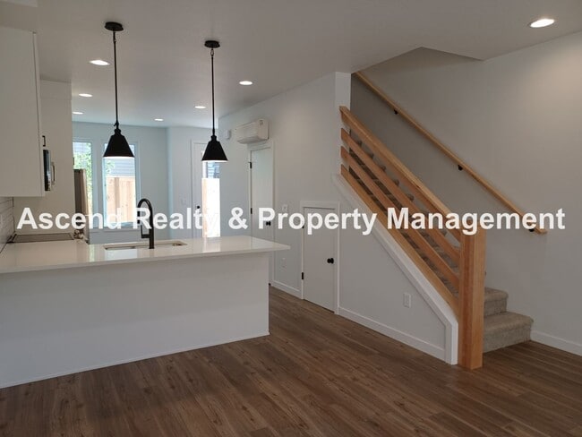 Building Photo - Newer 2 Level Townhome with Patio in Alberta Available August 10 Garbage Included Small Pets OK