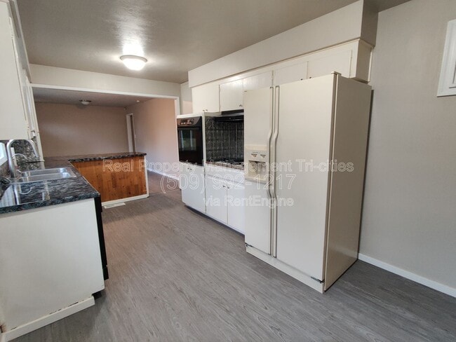 Building Photo - 7528 W Umatilla Ave