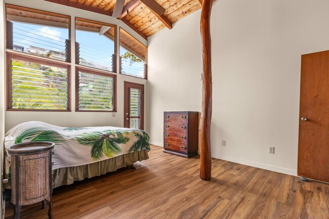 Building Photo - Captain Cook Home – 3 Bed, 2 Bath + Bonus Room! Fully Furnished with Solar Power