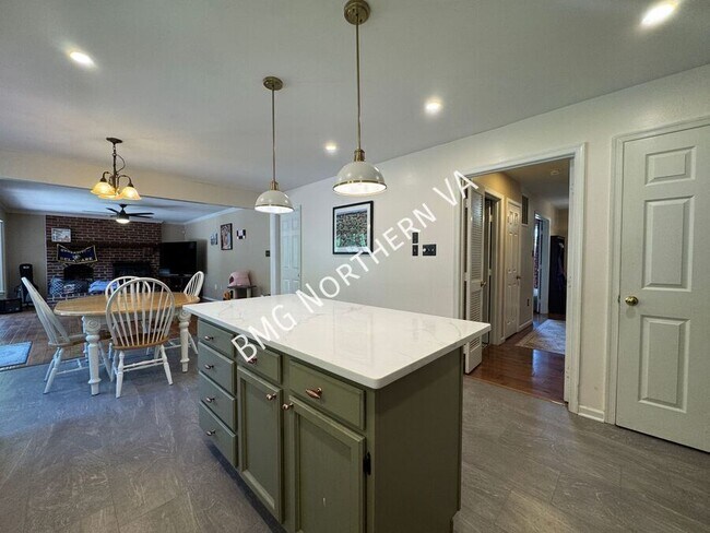 Building Photo - 10205 Daylily Ct