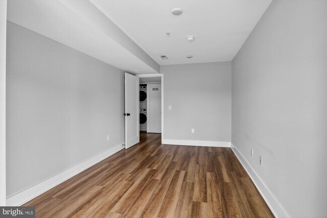 Building Photo - 3965 Lancaster Ave