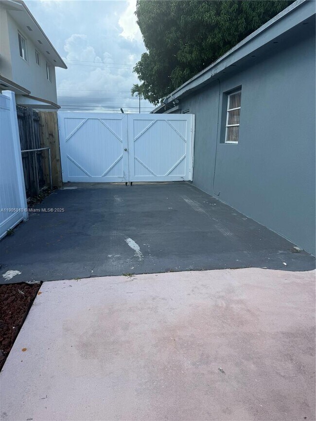 Building Photo - 317 W 34th St