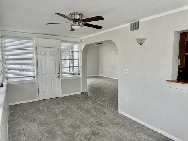 Building Photo - Stunningly Renovated 2/1 near the water av...