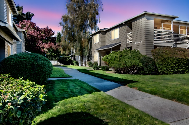 Poplar Village - Medford Oregon - Poplar Village