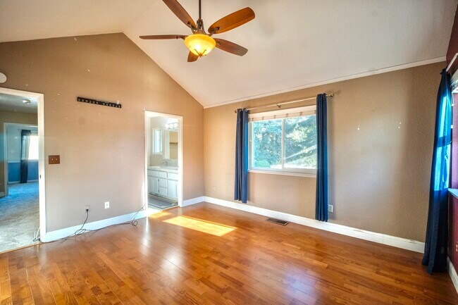 Building Photo - 4404 Bluff Creek Dr