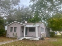 Building Photo - Euclid/Woodlawn Roommate Dream 4/3 home