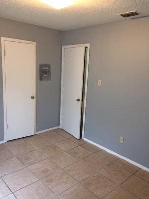 Building Photo - 9660 Royal Woods Dr N