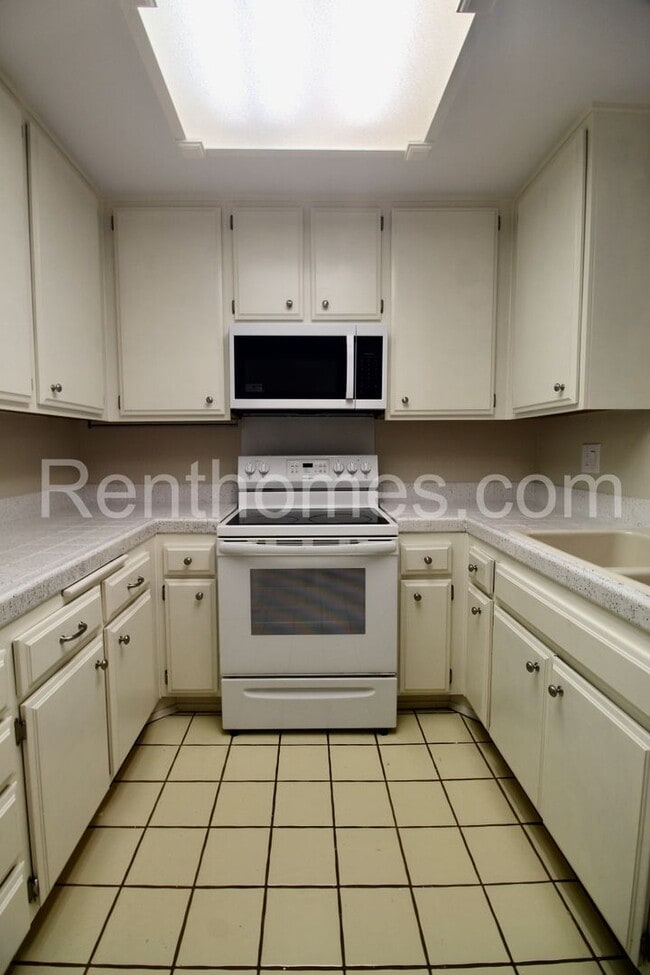 Building Photo - Mission Valley, 6747 Friars Road #132, All Appliances, AC, Fireplace, Community Pool, Spa and Fit...