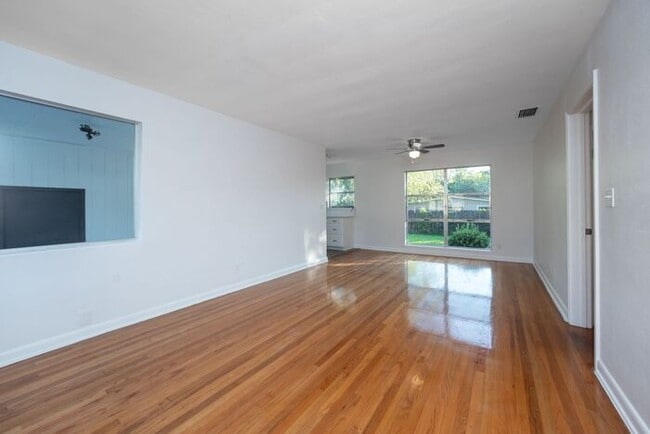 Building Photo - Gorgeous 3/2 Home