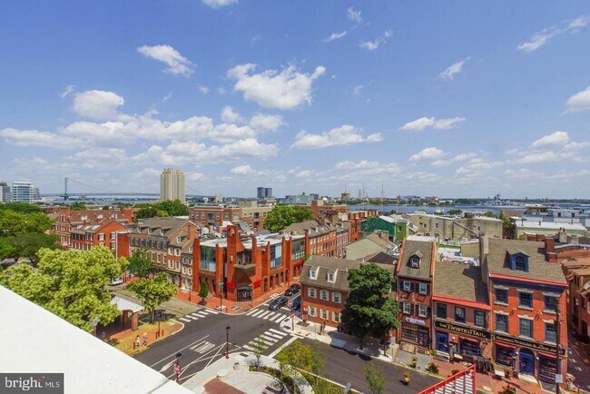 Building Photo - 200 Lombard St