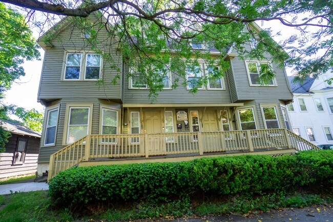 Building Photo - AVAILABLE 8/1/26  3 Story Townhouse On Qui...