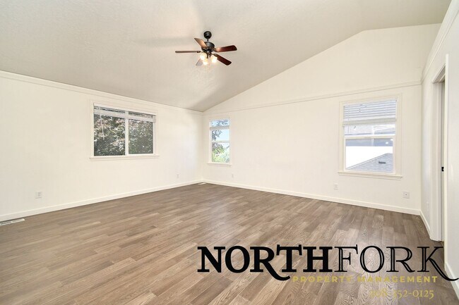 Building Photo - Perfectly Placed Meridian Home in Convenient Location