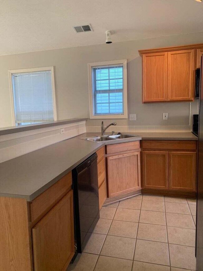 Building Photo - 772 Rosslyns Dale