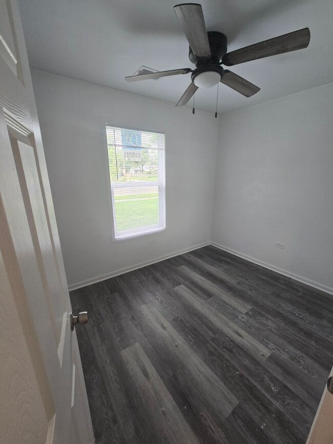 Building Photo - Section 8 Accepted 3 Bedroom w/Fenced Yard