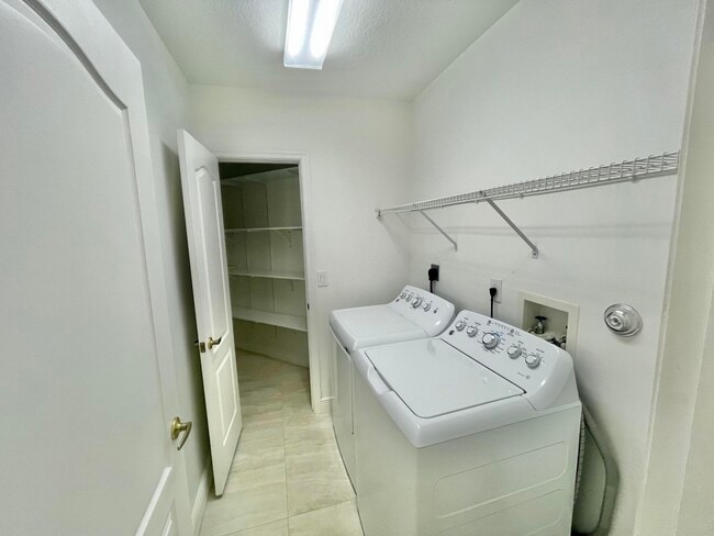 Building Photo - 390 NW 115th Way