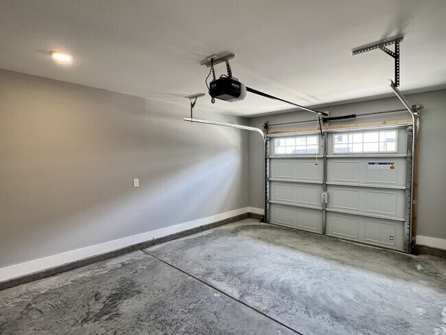 Building Photo - 718 Hollie Wy