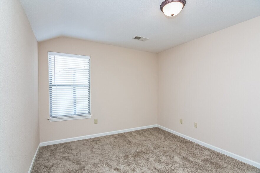 Building Photo - 15 Garden Springs Dr