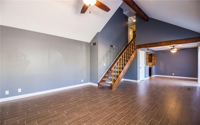 Building Photo - Gorgeous Townhome with a Courtyard !