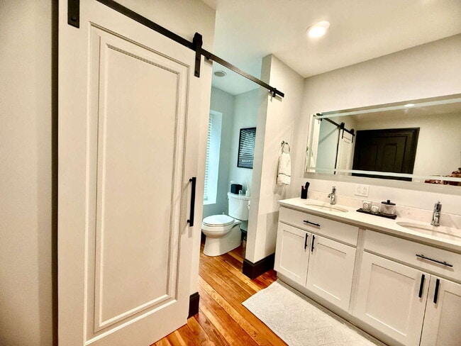 Building Photo - Beautifully Refinished Historic Downtown Apartment!