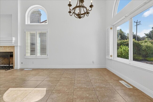Building Photo - Toro Sunshine Expansive 4 Bed/ 3 Bath Home!
