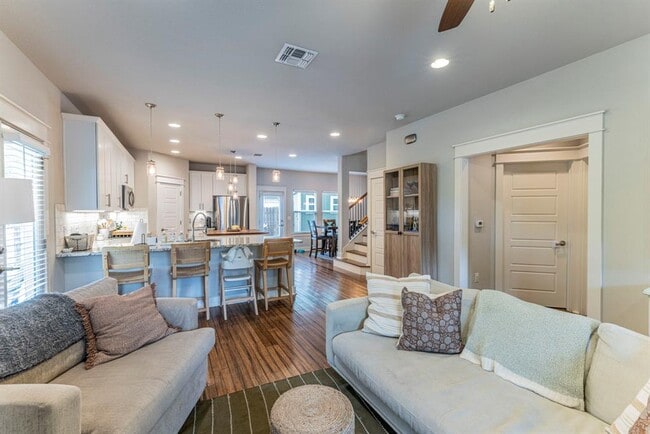 Building Photo - 1700 Singleton Ave