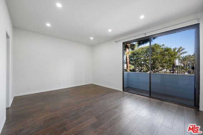 Building Photo - 310 Tahiti Way