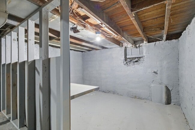 Building Photo - 305 W Broadway