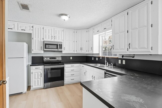 Building Photo - 5702 Teasley Ln
