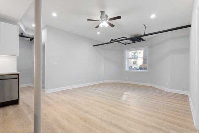 Building Photo - 7381 N Damen Ave