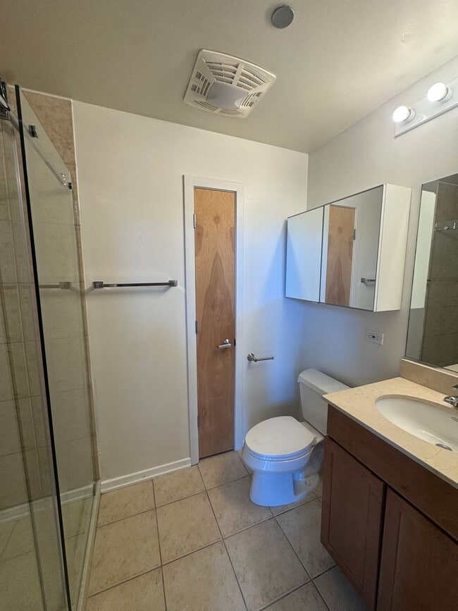 Building Photo - Luxury Living by the Lake | 2BR/2BA Condo in Uptown Chicago - Available August 1st!