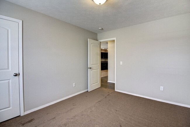 Building Photo - 3 Bedroom 2 Bathroom Home