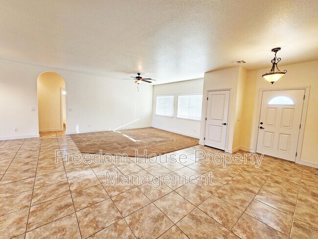 Building Photo - 4920 Honey Locust Dr